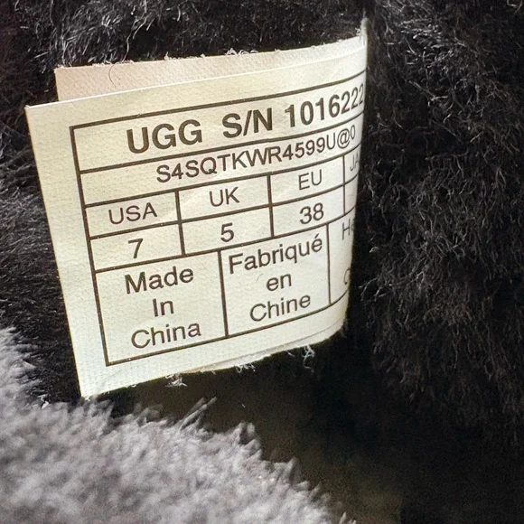 Black UGG Classic Mini ll Boot / practically new condition - Picture 4 of 4